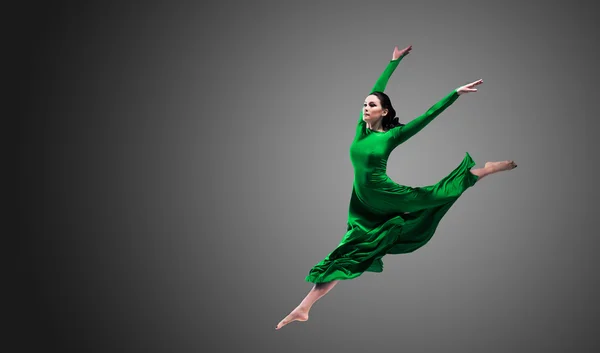 Beautiful dancer posing on a studio — Stock Photo, Image