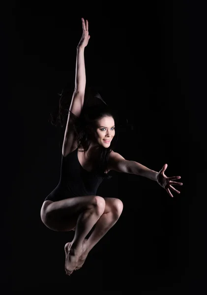 Bella giovane ballerina che salta in studio — Foto Stock