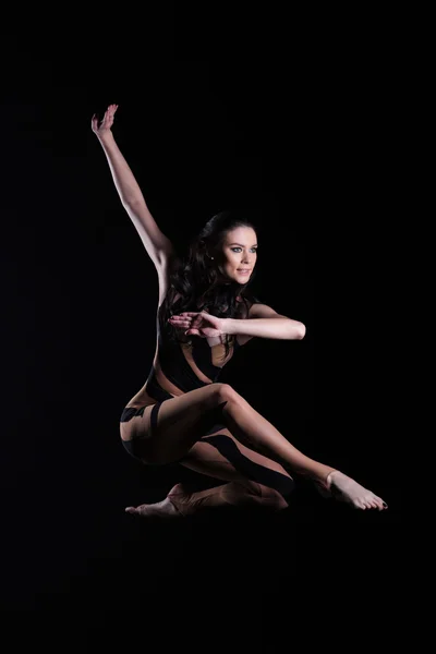 Hermosa joven bailarina saltando en el estudio —  Fotos de Stock