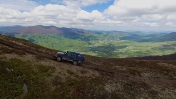 Geländewagen fährt durch die Berge der Karpaten. — Stockvideo