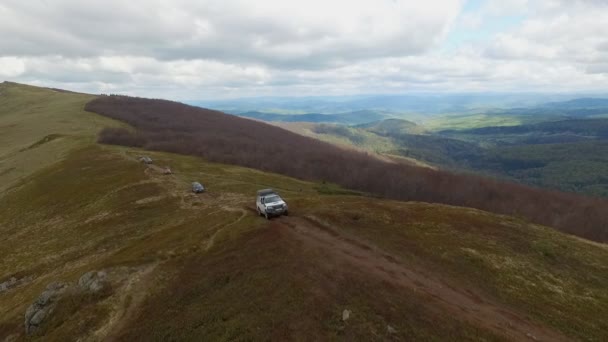 SUV jezdí přes pohoří Karpat. Května roku 2016 Ukrajina — Stock video