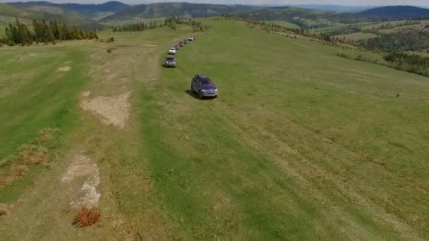 SUV konvoj färdas genom bergen i Karpaterna. — Stockvideo