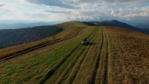Geländewagen fahren durch die Berge der Karpaten. Mai 2016 — Stockvideo