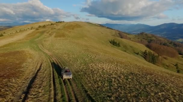 Suv monta a través de las montañas de los Cárpatos. Mayo 2016 Ucrania — Vídeos de Stock