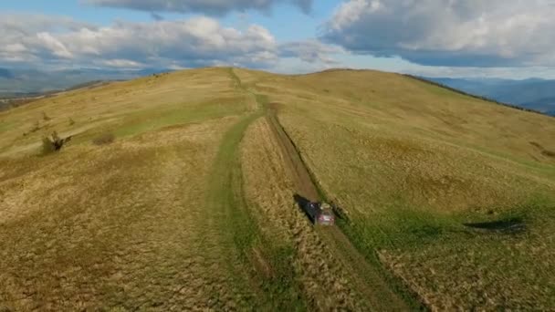 SUV ile Karpatlar Dağları gidiyor. Mayıs 2016 Ukrayna — Stok video