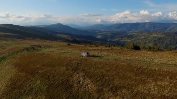 Suv monta a través de las montañas de los Cárpatos. Mayo 2016 Ucrania — Vídeos de Stock