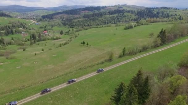 SUV Karpatlar Dağları seyahat konvoy. — Stok video