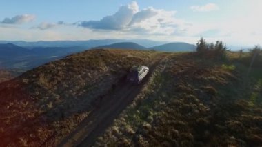 SUV ile Karpatlar Dağları gidiyor. Mayıs 2016 Ukrayna