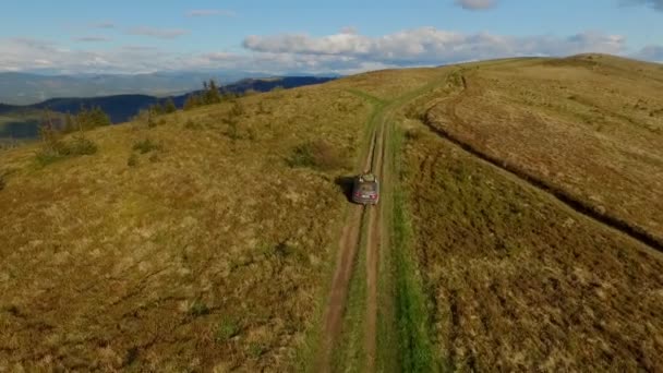 Geländewagen fahren durch die Berge der Karpaten. Mai 2016 — Stockvideo