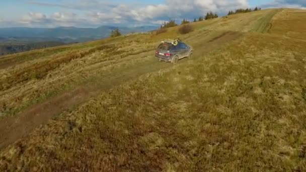 Geländewagen fahren durch die Berge der Karpaten. Mai 2016 — Stockvideo