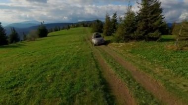 SUV ile Karpatlar Dağları gidiyor. Mayıs 2016 Ukrayna