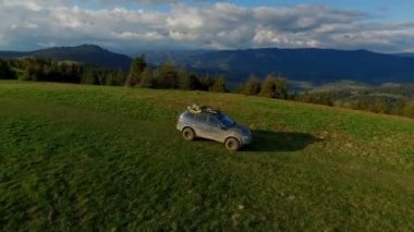 SUV ile Karpatlar Dağları gidiyor. Mayıs 2016 Ukrayna