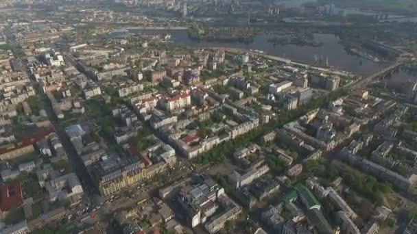 Η κάμερα πετάει πάνω από το Κίεβο. Bird's-Eye θέα στην πόλη — Αρχείο Βίντεο