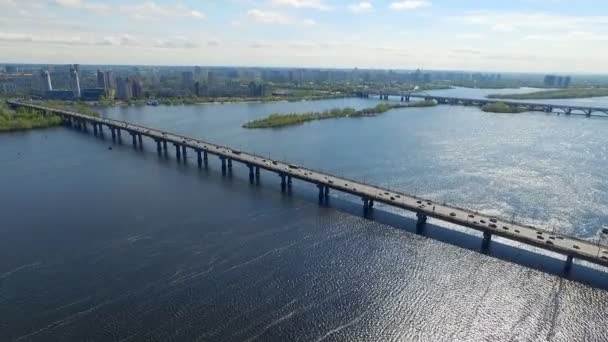 Ponte dall'altra parte del Dnieper. Kiev nel maggio 2016 — Video Stock