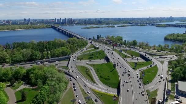 De kruising van de weg. Kiev in mei 2016 — Stockvideo