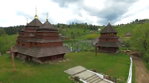 Vecchia chiesa in legno nelle montagne dei Carpazi — Video Stock