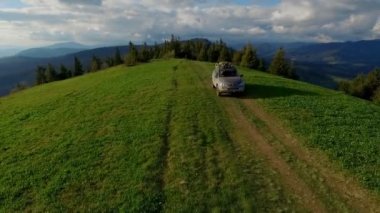 SUV ile Karpatlar Dağları gidiyor. Mayıs 2016 Ukrayna