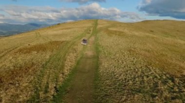 SUV ile Karpatlar Dağları gidiyor. Mayıs 2016 Ukrayna