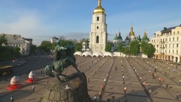 Kiev Sophia Square, Bohdan Khmelnytsky a caballo — Vídeo de stock