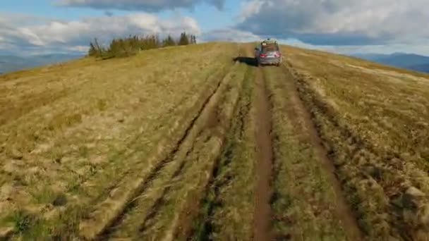 Позашляховик їде через гори Карпати. Травня 2016 року Україна — стокове відео