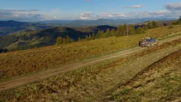 Geländewagen fahren durch die Berge der Karpaten. Mai 2016 — Stockvideo