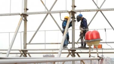 Endüstriyel dağcı kaynak tasarım bir yükseklikte çalışır.