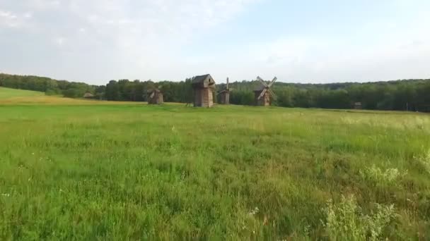 Molino de viento de madera. Museo al aire libre Pirogovo — Vídeo de stock