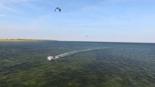 Homme chevauchant un cerf-volant sur la mer — Video