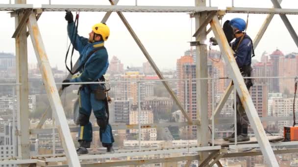 Industrial Climber Works at a Height of Weld Design. — Stock Video