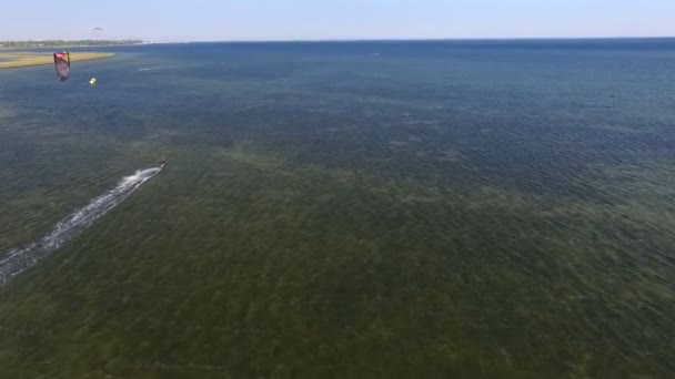 Man rijden een vlieger op de zee — Stockvideo