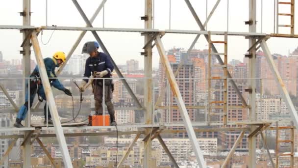 Industrial Climber Works at a Height of Weld Design. — Stock Video