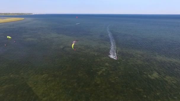 Homme chevauchant un cerf-volant sur la mer — Video