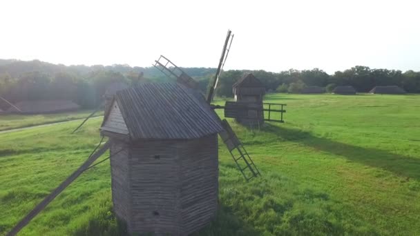 Dřevěný větrný mlýn. Skanzen Pirogovo — Stock video