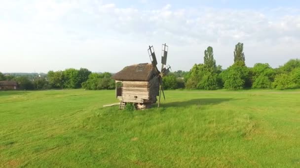 Houten windmolen. Openlucht Museum Pirogovo — Stockvideo