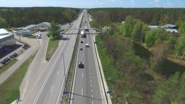 Piste de voiture dans les bois Kiev en mai 2016 