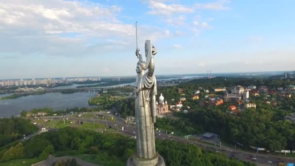 La macchina fotografica vola intorno al monumento della seconda guerra mondiale — Video Stock