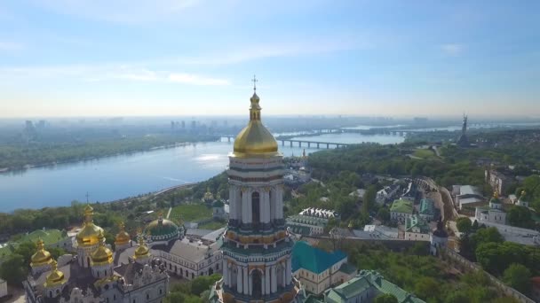 Kiev Lavra. Igreja no fundo de Kiev — Vídeo de Stock