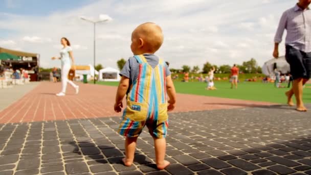 Kleiner Junge beim Spielen mit seiner Mutter. kiev / ukraine - 08. Juni 2016 — Stockvideo