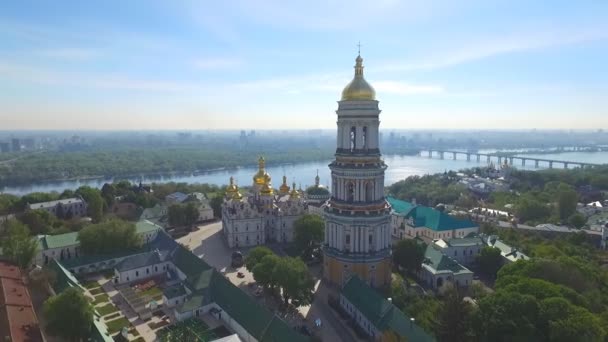 Kiev Lavra. Iglesia en el fondo de Kiev — Vídeo de stock