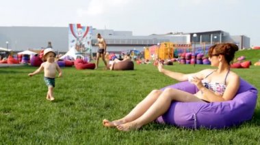 Annem çocuk parkta beslenir.