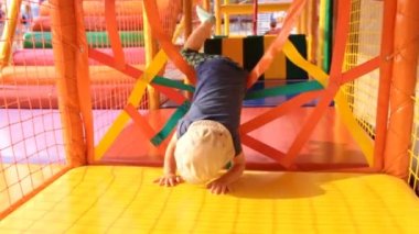 Küçük çocuk çocuk labirentinde oynarken