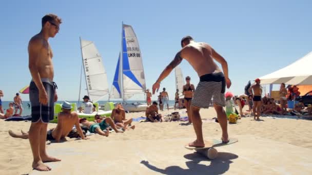 Mensen proberen om te verblijven op Balance Board — Stockvideo