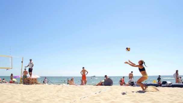 Vrouwen beachvolleybal. Gepaarde Teams van meisjes spelen volleybal op het strand — Stockvideo