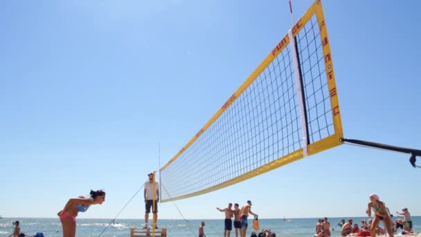 Kvinna beachvolley. Paras ihop grupper av flickor spelar volleyboll på stranden — Stockvideo