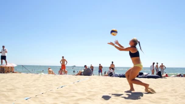 Vrouwen beachvolleybal. Gepaarde Teams van meisjes spelen volleybal op het strand — Stockvideo