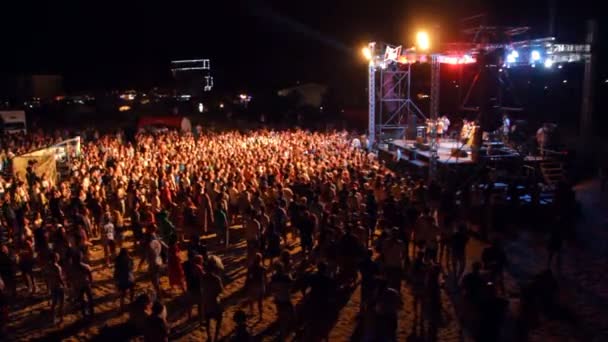 En el escenario es un grupo de músicos — Vídeo de stock