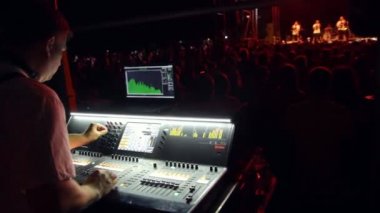 Kamera arkasında ses mühendisi