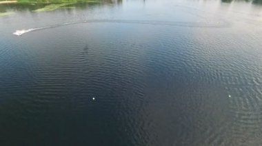 Nehir yüzey üzerinde kamera sinekler