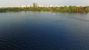 Nehir yüzey üzerinde kamera sinekler