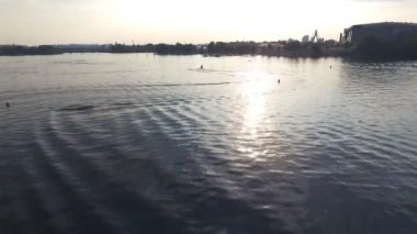 Nehir yüzey üzerinde kamera sinekler